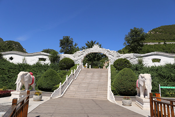 桃峰陵园.jpg